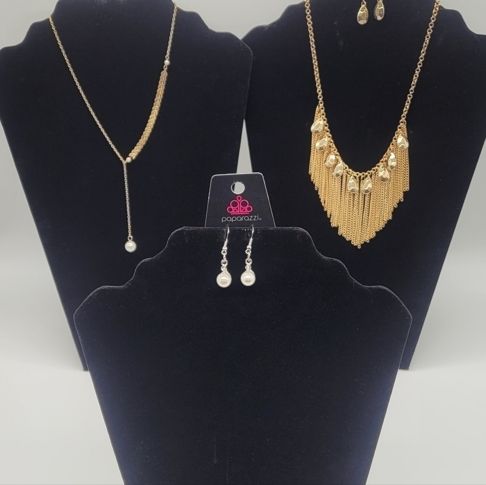 Paparazzi Jewelry Collection 1 set + Necklace + Earrings (Underestimated)​​​